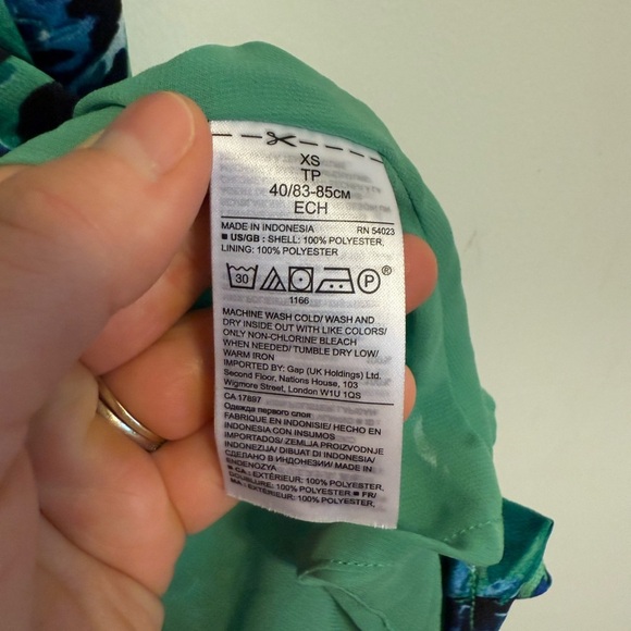 2/$30 Banana Republic - Green and Blue Floral/Tropical Sleeveless Blouse Top - Picture 6 of 7